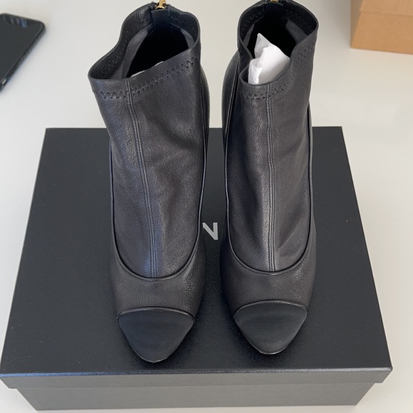 Chanel booties with gold heel details - Picture 5 of 7